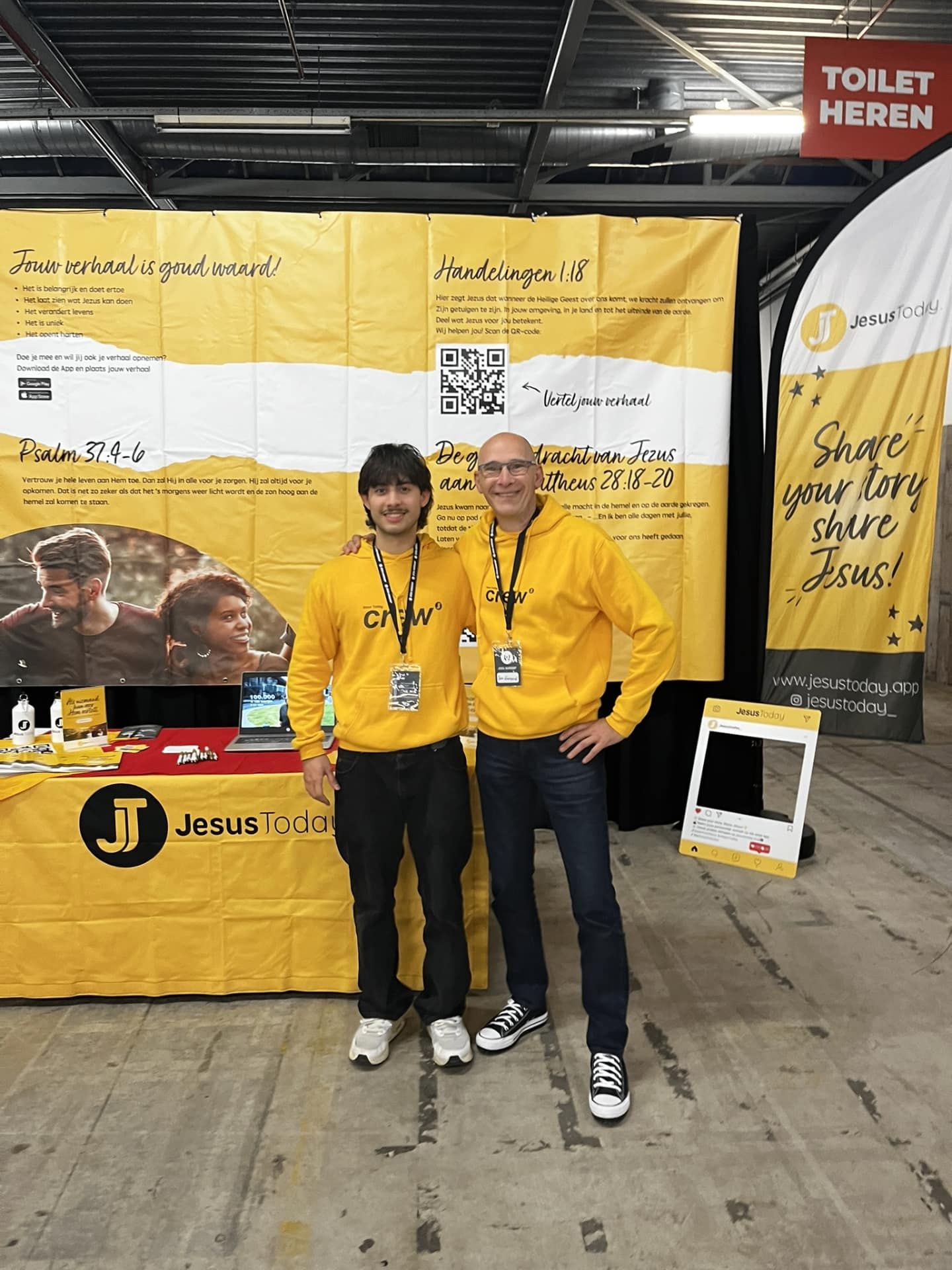 JesusToday stand met QR-banners en team op een conferentie