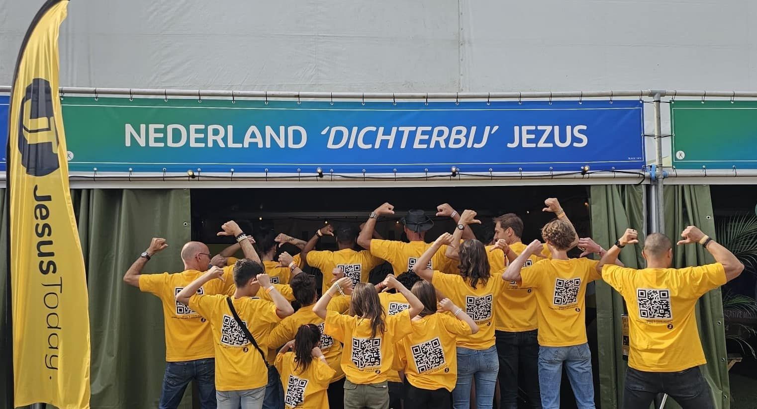 JesusToday team met QR-code shirts op een event in Nederland